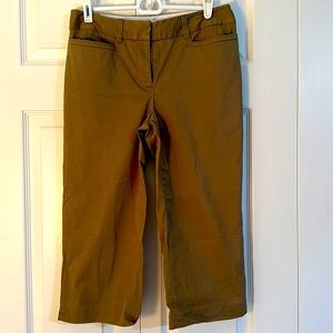 Liz Claiborne olive  color capri pants sz 4